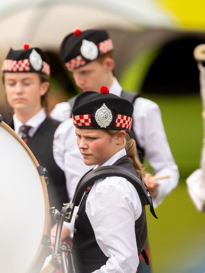 Schottische Dudelsackband (pipe band) beim Auftritt im Freien
