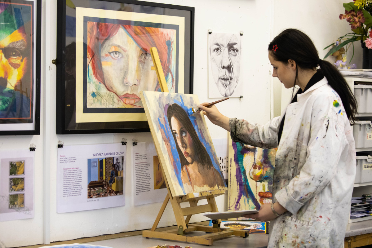 Schülerin im Art Studio an der Staffelei beim Malen