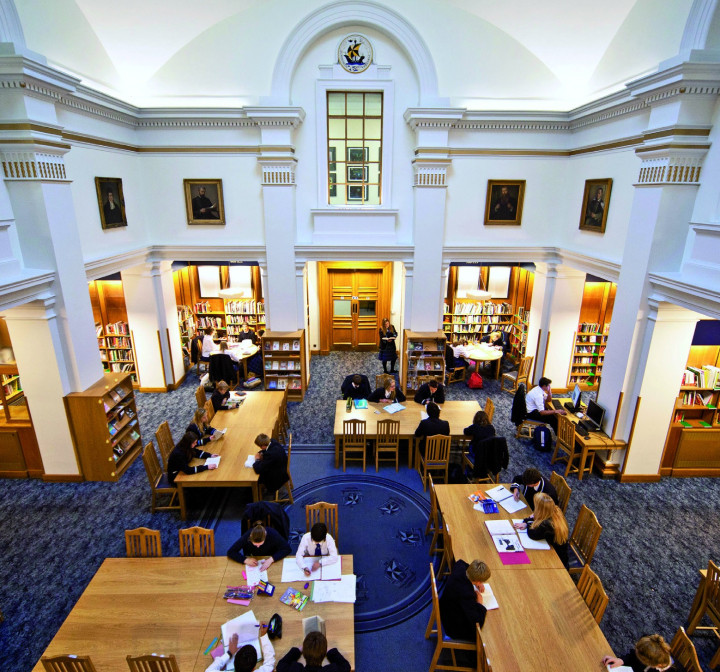 Studierende SchülerInnen in der historischen Bibliothek der Dollar Academy, UK