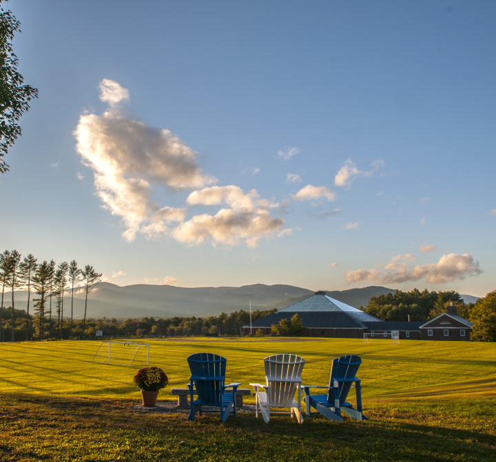 Drei Deck Chairs auf einem Feld der Gould Academy, Maine, mit Blick auf die Berge