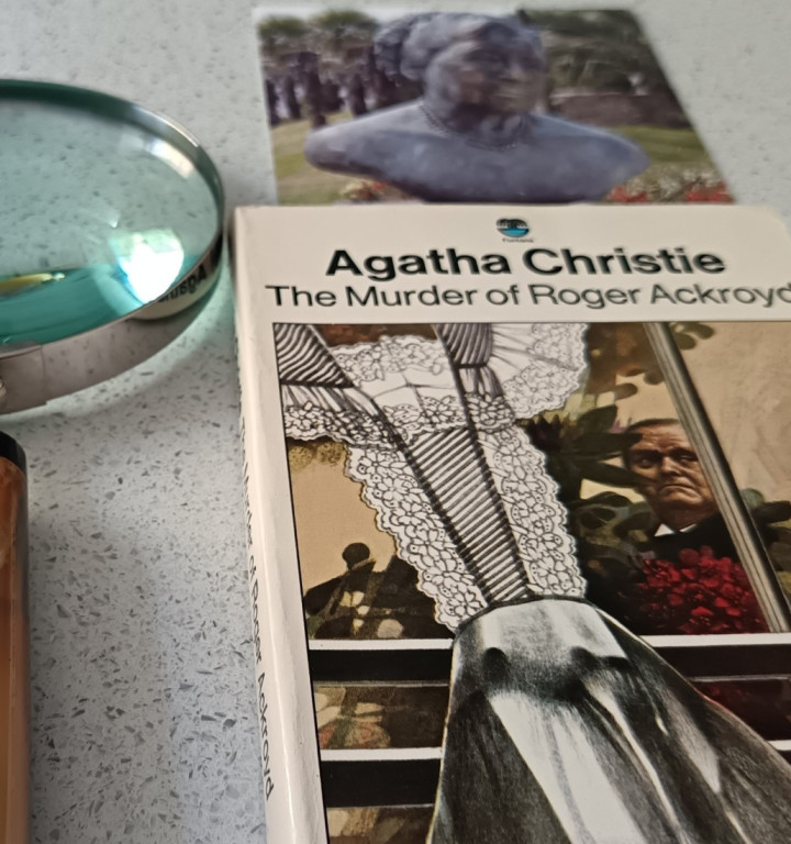 Lupe und Book Cover von Agatha Christie's "The Murder of Roger Ackroyd"