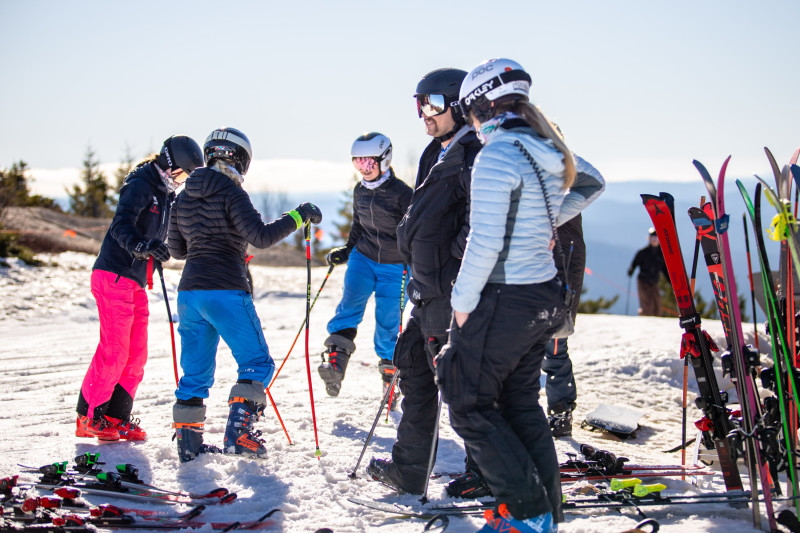 SchülerInnen der Gould Academy bei einer Skipause im Sunday River Ski Resort.