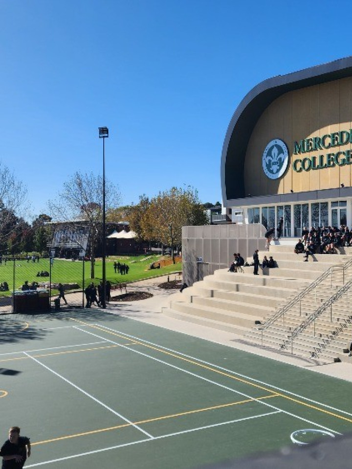Campus-Gebäude mit Sportplatz Mercedes College, Adelaide, Australien,