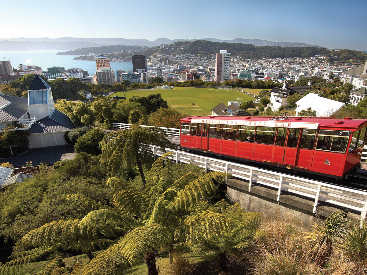 Foto der Stadtbahn (cable car)  von Wellington mit Wellington im Hintergrund