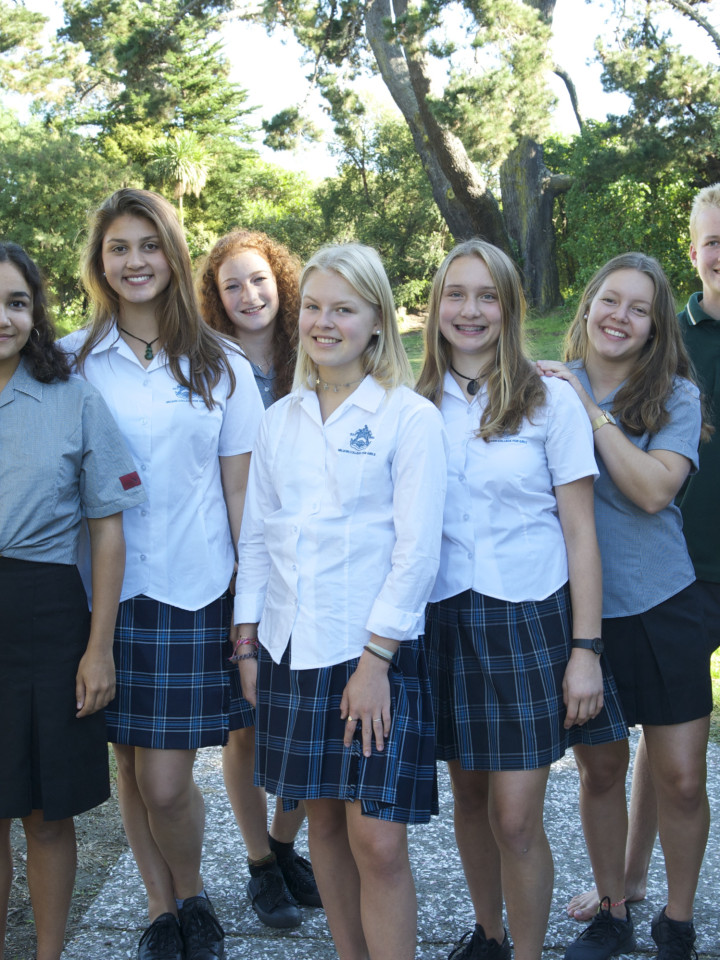 Gruppenfoto von Jungen und Mädchen, zum Teil in Schuluniform