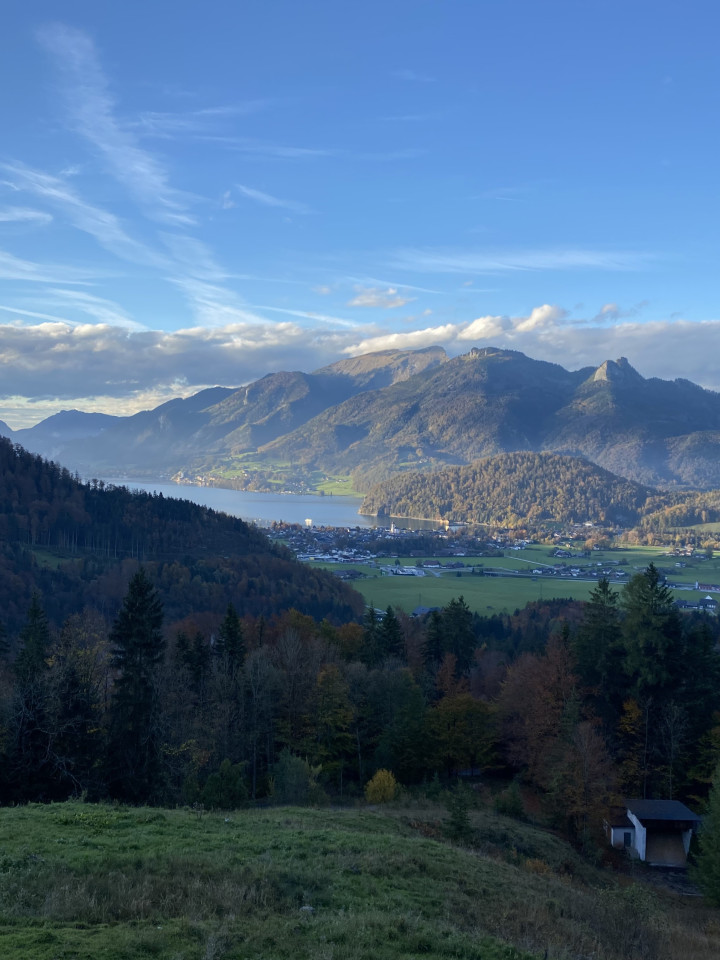 Ausblick auf den Wolfgangsee und die Berge.