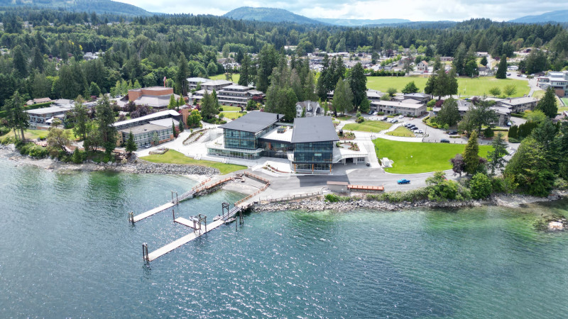 Luftaufnahme von der Ostseite des Campus der Brentwood College School, BC.