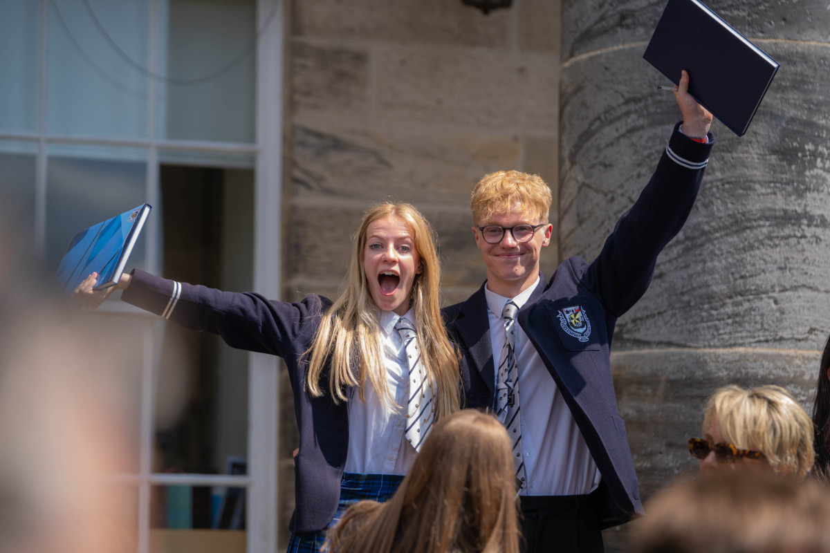 Jubelnde Schülerin und Schüler der Dollar Academy mit Auszeichnung.