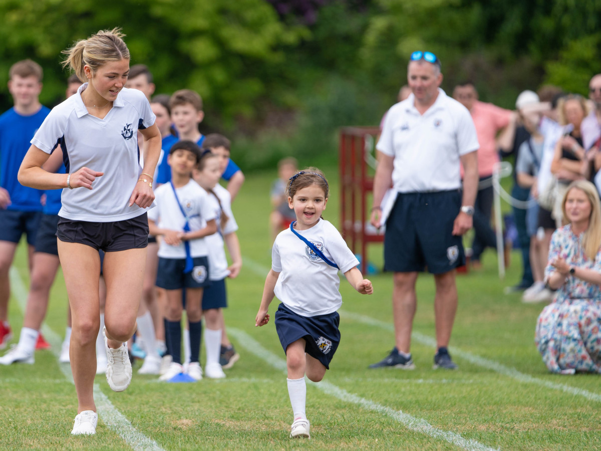 Sporttag an der Dollar Academy für groß und klein beim Staffellauf.