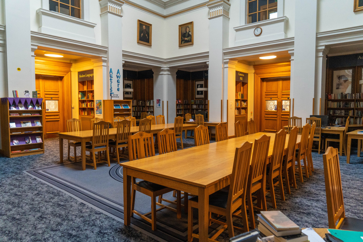 Seitlicher Blick in die historische Bibliothek der Dollar Academy.