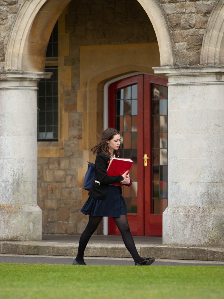 Obestufenschülerin vor dem Hauptgebäude der St. Edmunds School, Canterbury