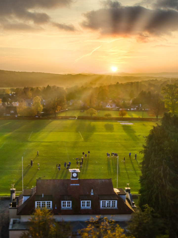 Dollar Academy Rugby Game bei Sonnenuntergang.
