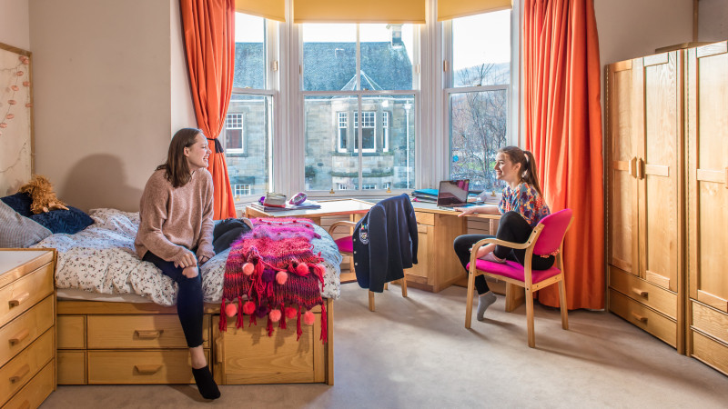 Internatschülerinnen der Dollar Academy auf ihrem Zimmer.