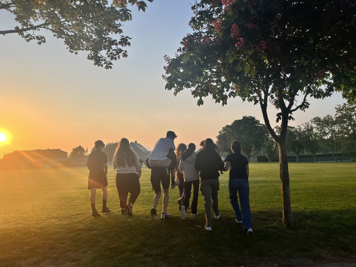Internatsschülerinnen der St. Edmund's School gemeinschaftlich bei Sonnenuntergang.
