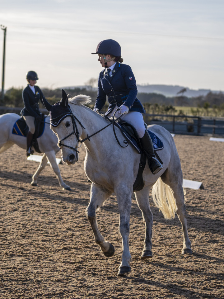Zwei Schülerinnen der Dollar Academy in Schottland beim Reitsport,