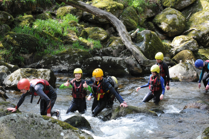 St. Edmund' School SchülerInnen bei Outdoor Trip in einer Schlucht.