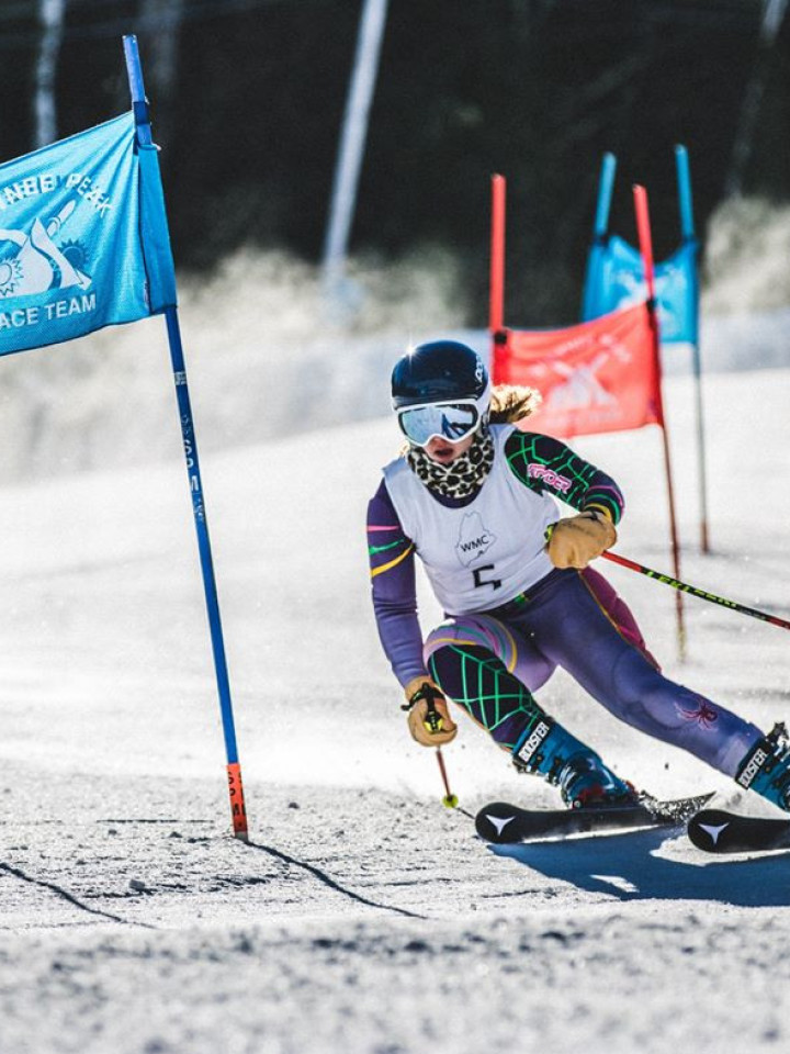 Schülerin der Fryeburg Academy beim Slalom-Skirennen.