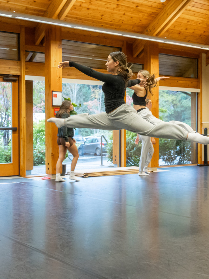 Zwei Schülerinnen im Sprung beim Ballet.