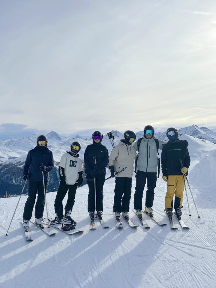 SchülerInnen beim Ski Day auf dem Berg.