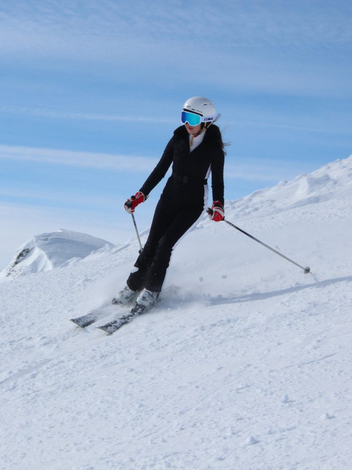 Schülerin beim Skifahren.