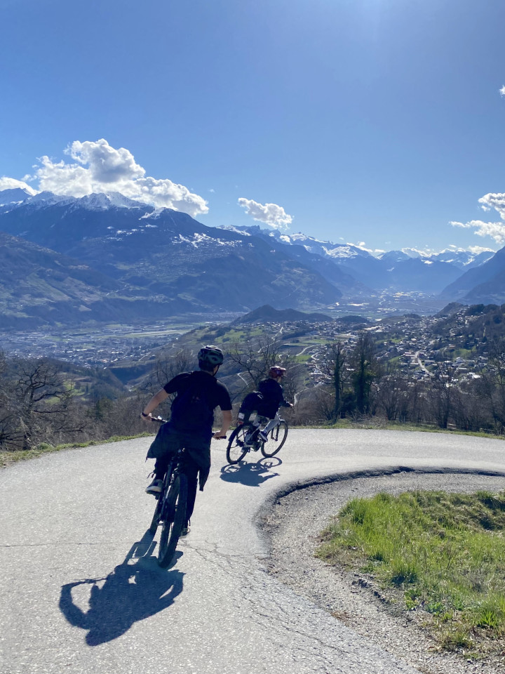 Schüler beim Radfahren in einer steilen Kurve am Berg.