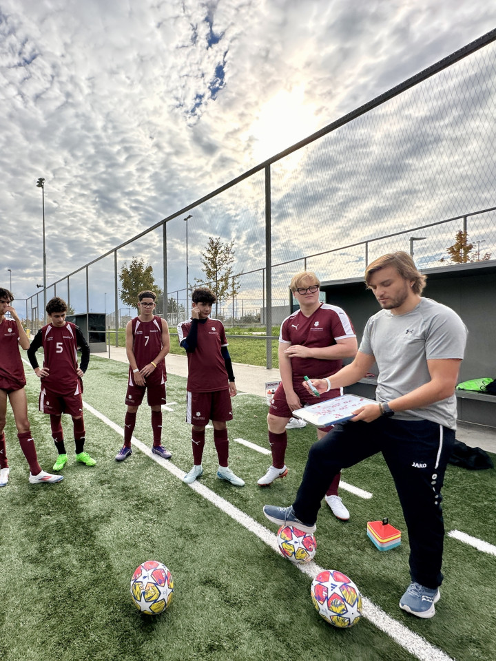 Fußball-Team im Gespräch mit dem Trainer.