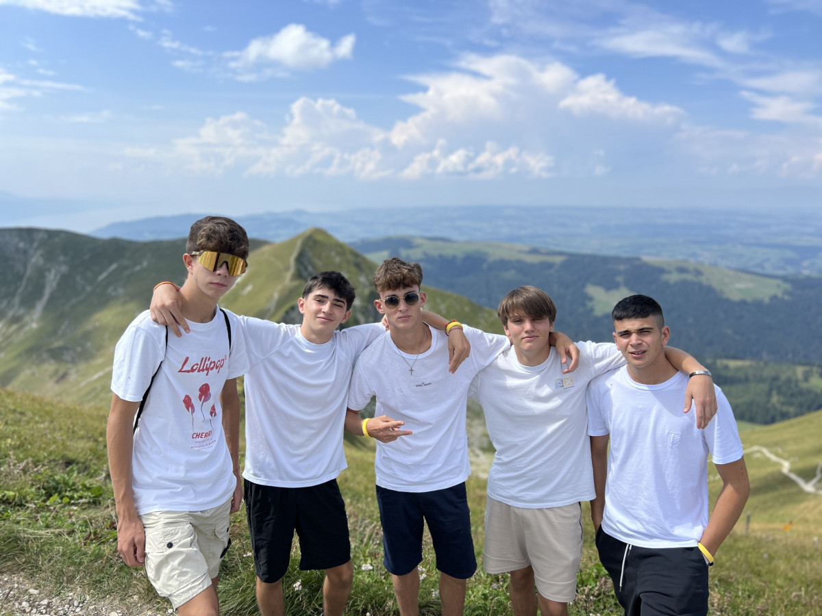 Gruppenfoto Jungen beim Ausflug in die Schweizer Alpen.