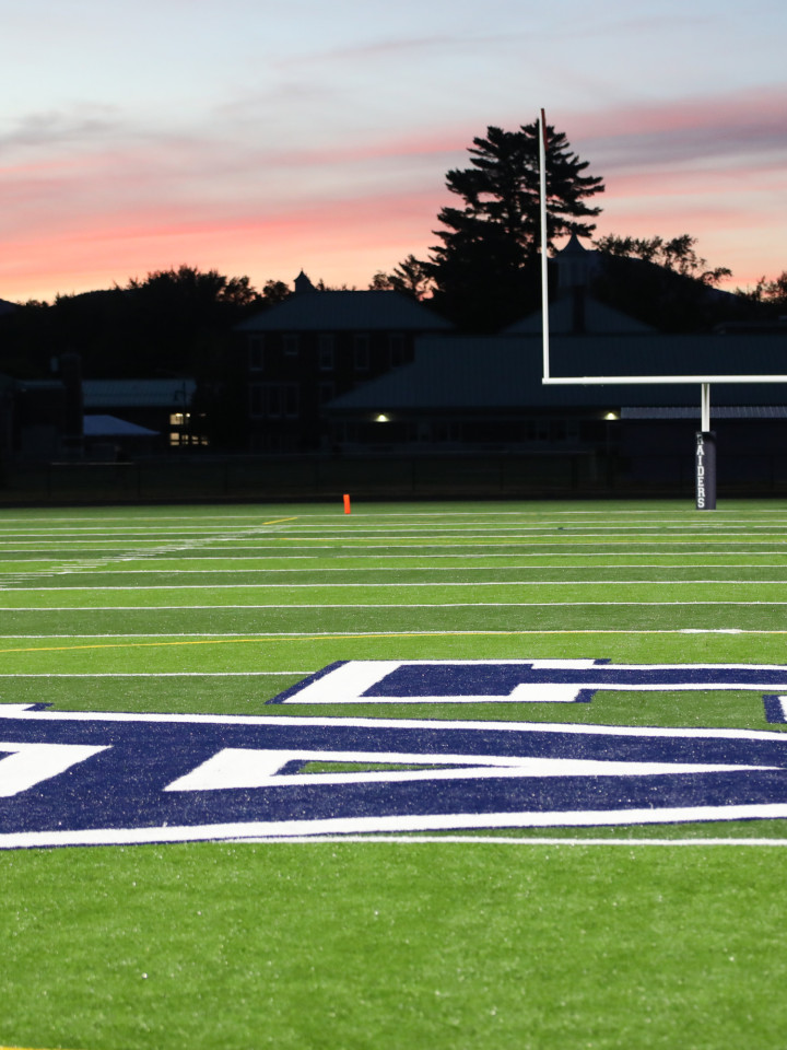 Aufnahme des neuen Football-Felds der Fryeburg Academy, Maine, bei Sonnenuntergang.