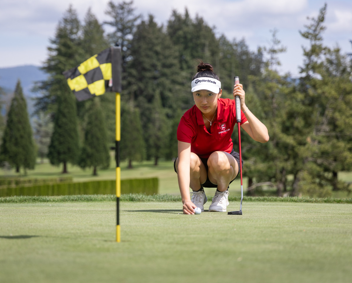 Schülerin von Brentwood College School beim Golf in der Hockey kurz vor dem Loch.