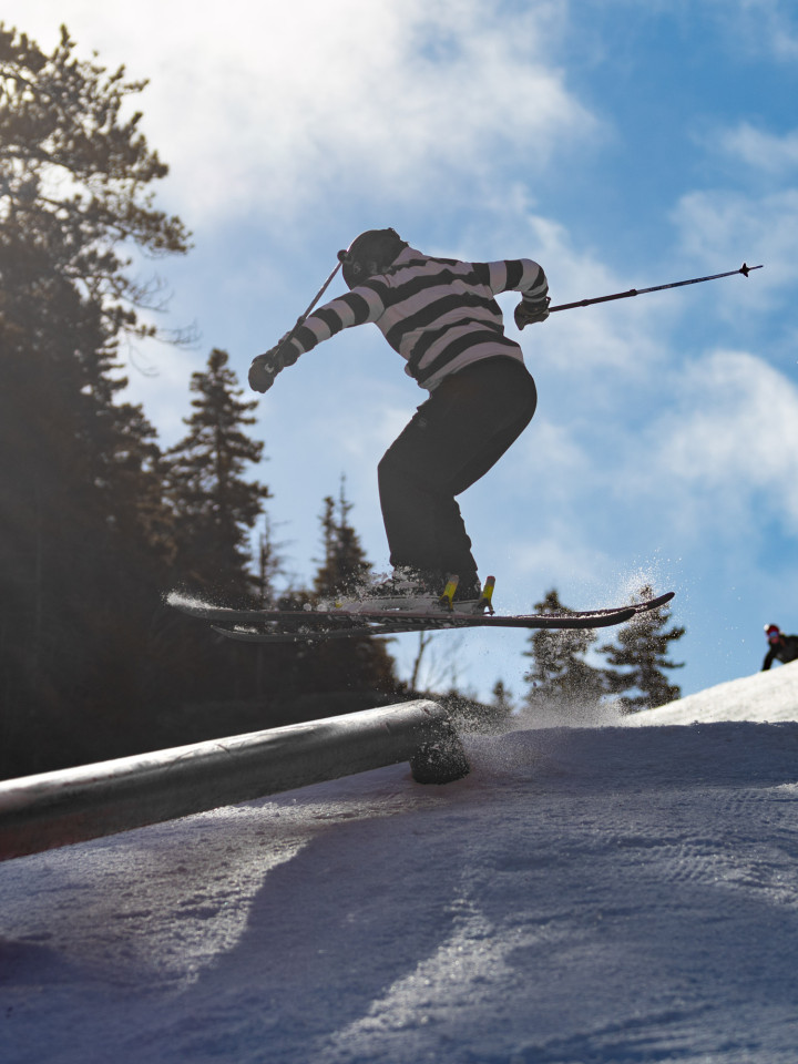 Snowboarding über Rampe im Sunday River Ski Resort.