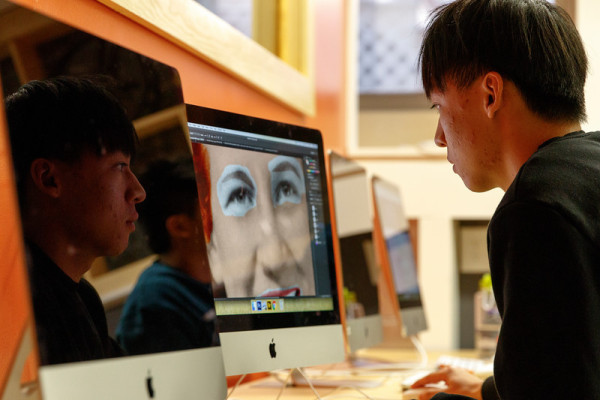 Schüler vor einem Mac-Computer bei der Bildbearbeitung.