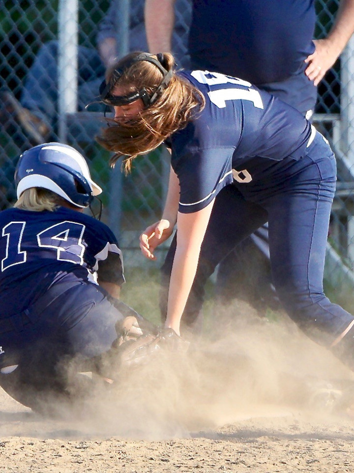 Ein Softball Game der Mädchenmannshaft der Fryeburg Academy mit Gegner.