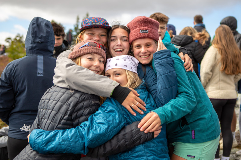 Mädchen der Gould Academy umarmen sich freundschaftlich beim Mountain Day.