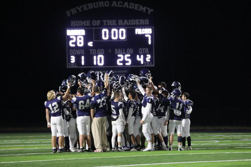 Jubelndes American Football Team der Fryeburg Academy.