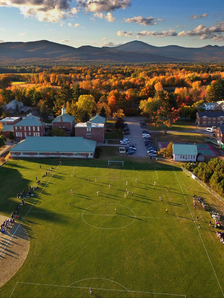 Luftaufnahme vom Campus der Fryeburg Academy, Maine, in der Abendsonne.