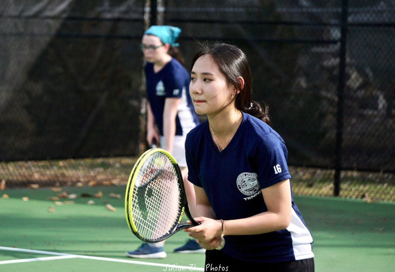Mädchen beim Tennissport