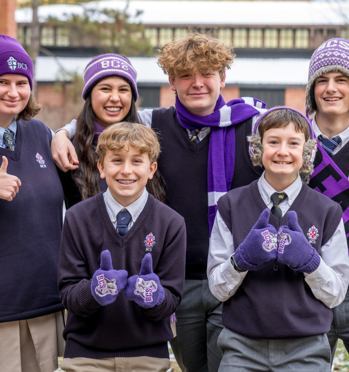 Schüler in winterlicher Stimmung im Freien