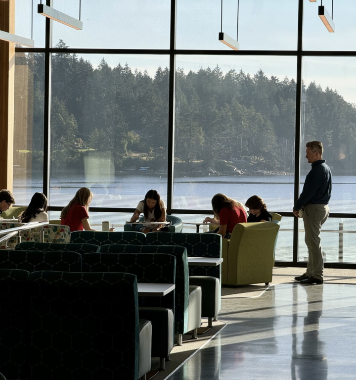 Unterrichtssituation im Learning-Center mit großer Fensterfront und Blick auf das Meer