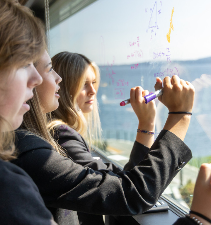 Schülkerinnen lösen Mathematikaufgabe am Fenster des Learning-Centers