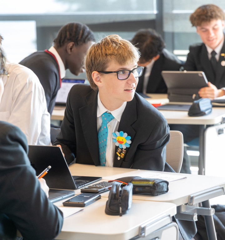 Schüler in Unfirom beim Unterricht