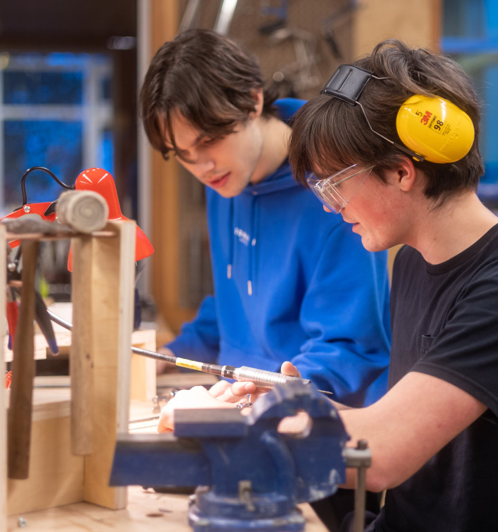 Schüler im Kunstraum mit Holzarbeit im Fach Design Technology