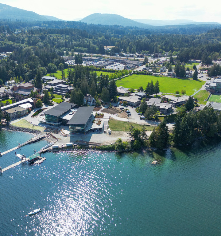 östliche Luftaufnahme des Campus der Brentwood College School am Meer