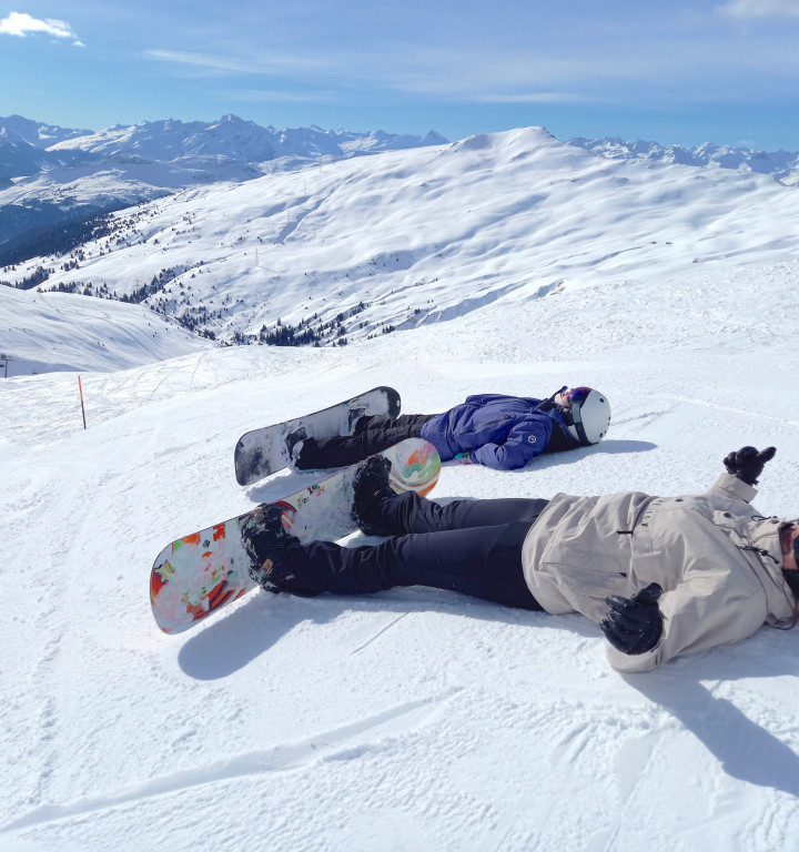 Snowboarder liegen im Schnee - Ski Day Brilantmont International School, CH