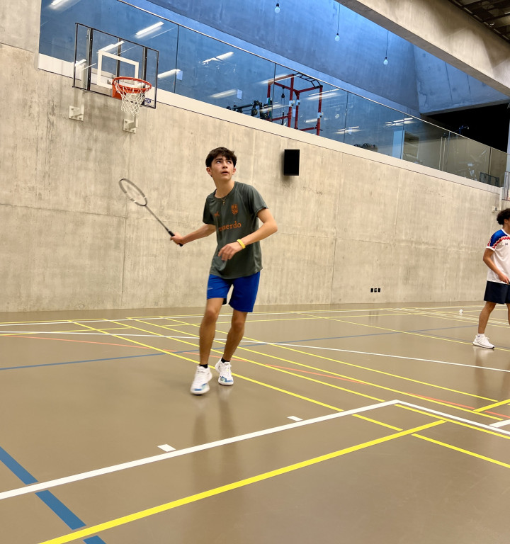 Schüler beim Badmintonspiel