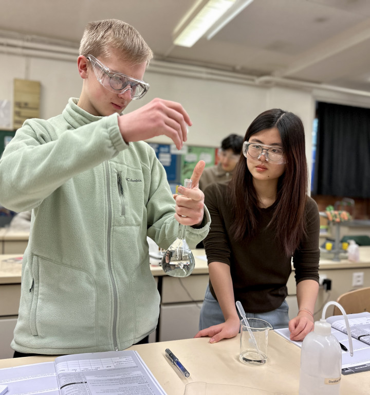 Schüler und Schülerin beim Experimentieren im naturwisschenschaftlichen Unterricht