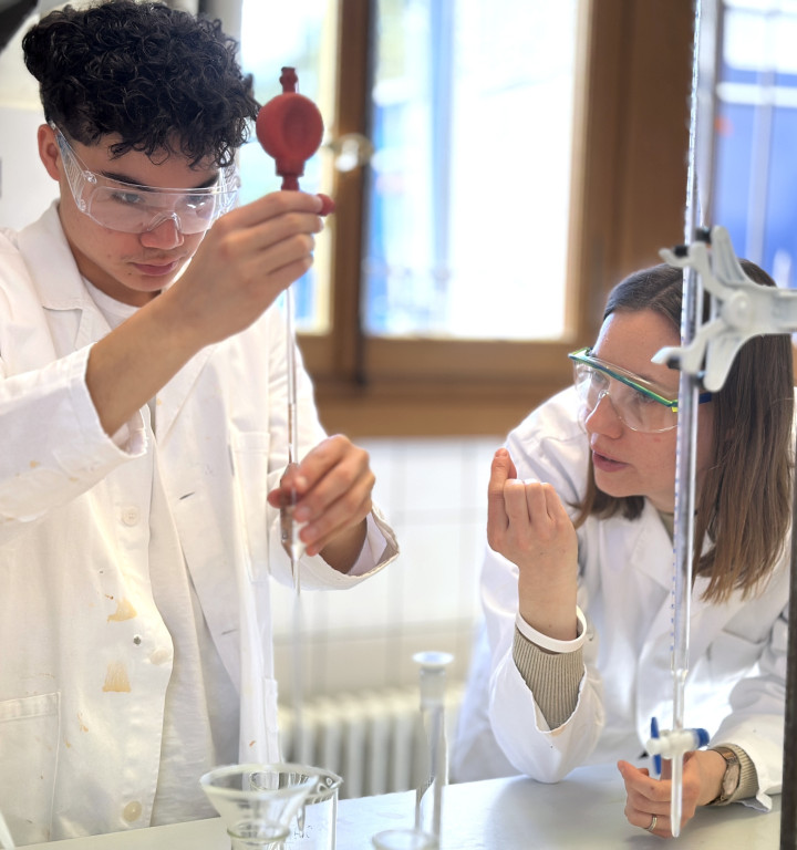 Schüler und Schülerin beim Experimentieren im Labor