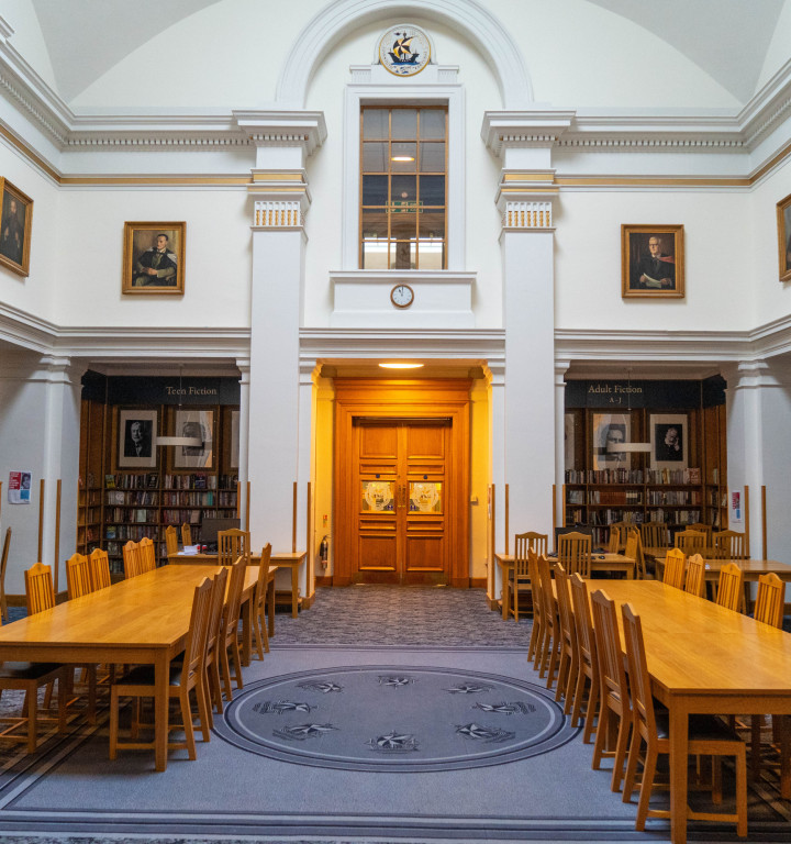 Aufnahme der historischen Bibliothek der Dollar Academy