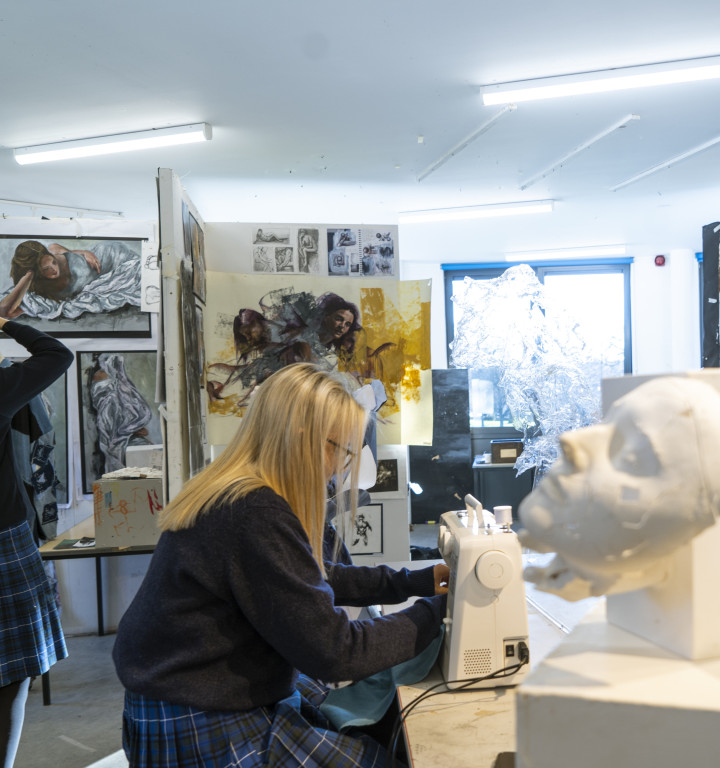 Bild mit zwei Schülerinnen in Uniform im Art Studio beim Arbeiten