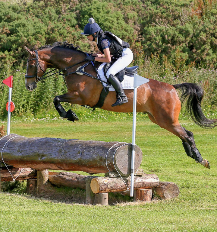 Schülerin beim Springreiten