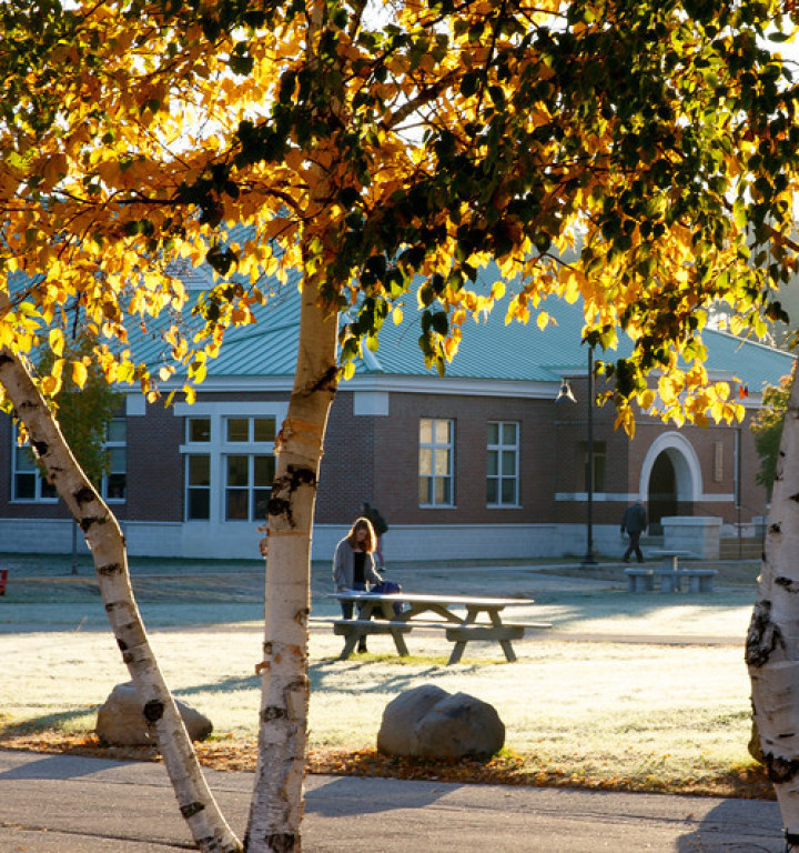 Campusbild der Fryeburg Academy mit Bäumen im Vordergrund in der herbstlichen Sonne
